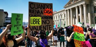Feministas marchan en México en protesta por el feminicidio de salvadoreña