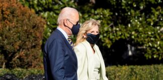 Biden y su esposa invitan a vacunarse contra la covid en su saludo de Pascuas