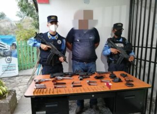 En posesión ilegal de varias armas de fuego, policías detienen a ciudadano durante allanamiento judicial