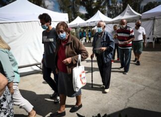 Cierre de escuelas y confinamiento de noche para frenar la Covid en Argentina