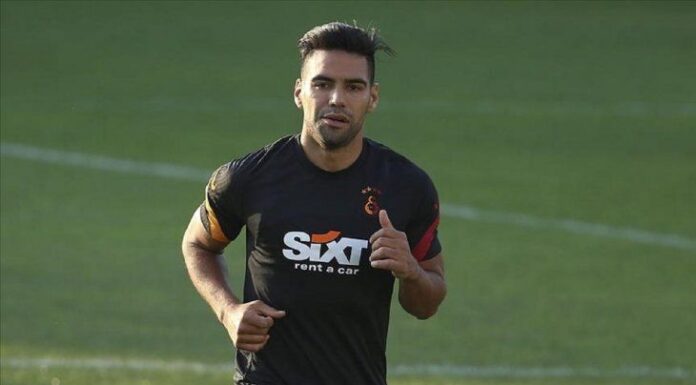 Falcao operado con éxito de una fractura facial