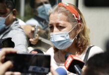 Madre de salvadoreña muerta por policías se reúne con autoridades en México