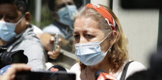 Madre de salvadoreña muerta por policías se reúne con autoridades en México