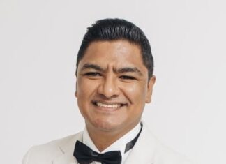 Luis Bustillo, exitoso cantante, saxofonista y abogado hondureño