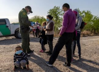Texas endurece medidas contra migrantes y mantendrá la construcción del muro