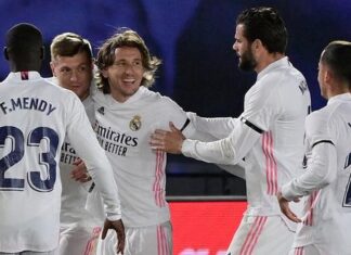 El Real Madrid gana 2-1 al Barcelona y asume el liderato en la liga