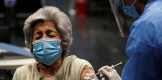 El Salvador comienza la vacunación de ancianos en asilos contra la covid-19