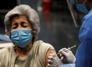 El Salvador comienza la vacunación de ancianos en asilos contra la covid-19