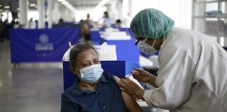 Bukele rechaza que el proceso de vacunación en El Salvador sea lento