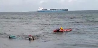 Cuerpo de bomberos rescata dos personas que naufragaron en un cayuco frente a las playas de Omoa