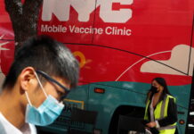 Nueva York despliega minibuses para vacunar contra la covid a los sintecho