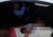 Madre da a luz en el interior de una patrulla policial