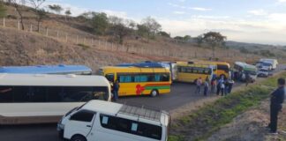 Continúan las protestas de pobladores y transportistas por mal estado de carretera en Marcala