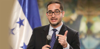 Sectores que politizan el tema de la vacuna deben disculparse con el pueblo hondureño dice el ministro de finanzas, Marco Midence