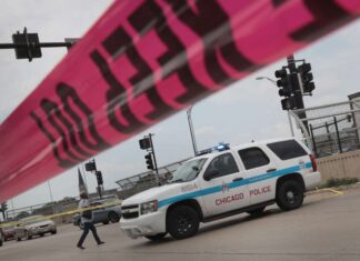 Niño latino tenía las manos arriba cuando un policía de Chicago le quitó la vida