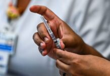 Personas mayores de 25 años podrán vacunarse contra el Covid-19 a partir de hoy en la capital