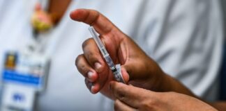 Personas mayores de 25 años podrán vacunarse contra el Covid-19 a partir de hoy en la capital