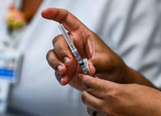 Personas mayores de 25 años podrán vacunarse contra el Covid-19 a partir de hoy en la capital