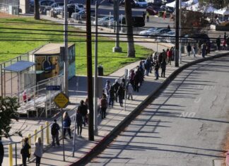 Mexicanos viajan a Estados Unidos para vacunarse contra la Covid-19