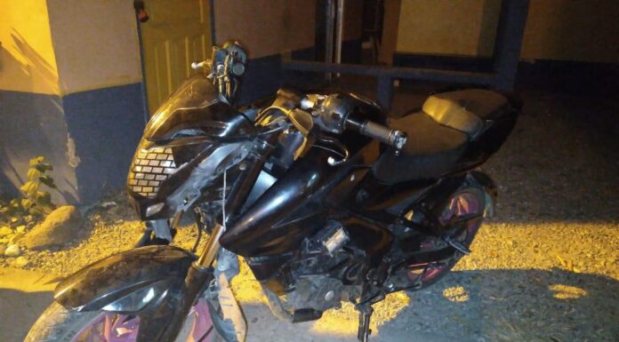 Policías preventivos detienen a individuo en posesión de motocicleta con denuncia de robo