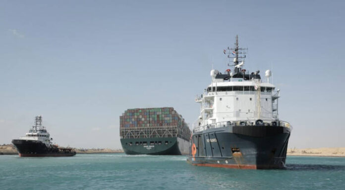 Canal de Suez recupera ritmo de navegación al pasar todos los buques anclados