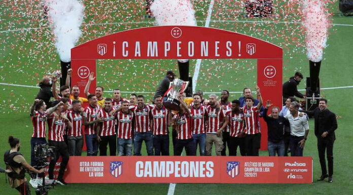 El Atlético de Madrid recibe la copa de campeón de Liga 2020-2021