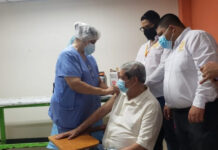 Vacunan contra el Covid-19 a periodistas, camarógrafos y fotógrafos en La Ceiba, Atlántida