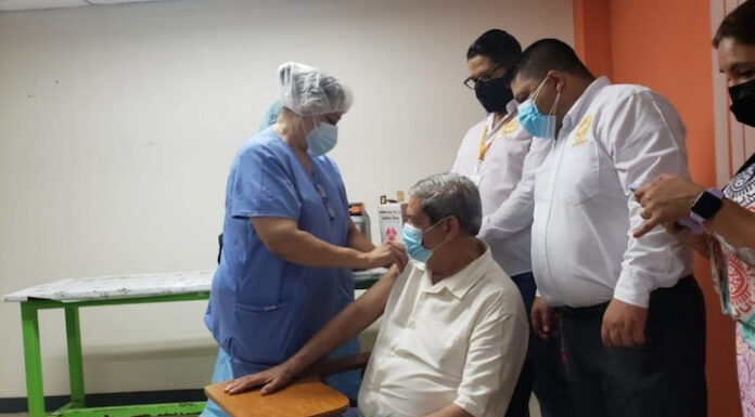 Vacunan contra el Covid-19 a periodistas, camarógrafos y fotógrafos en La Ceiba, Atlántida