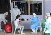 Triajes capitalinos reciben pacientes positivos de Covid-19 ya vacunados, pero presentan síntomas menos graves