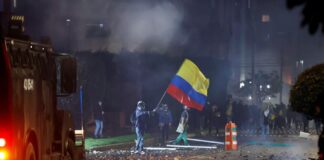 Al menos 91 heridos deja noche de ataques a la Policía en Bogotá