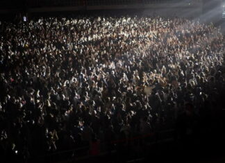 Miles de personas vacunadas celebran su primer concierto en Los Ángeles