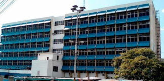 Ante falta de camillas mujer da a luz en el lobby del Hospital Escuela