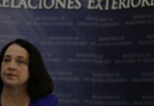 Biden envía a diplomática de confianza a El Salvador ante las destituciones