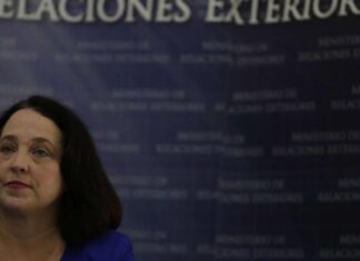Biden envía a diplomática de confianza a El Salvador ante las destituciones