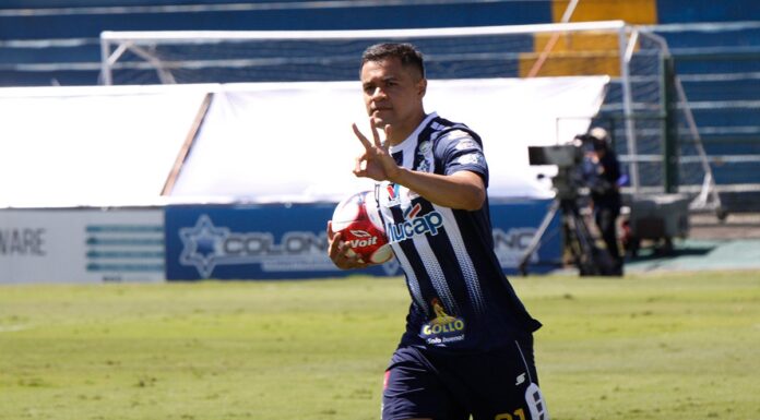 Roger Rojas se convirtió en el máximo goleador hondureño en Costa Rica