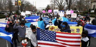 Hondureños protestan frente a la Casa Blanca en Washington exigiendo un nuevo TPS
