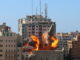 Israel bombardea otra torre en Gaza, sede de la agencia AP y de Al Jazeera