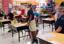 Texas prohíbe a las escuelas públicas que exijan el uso de mascarilla