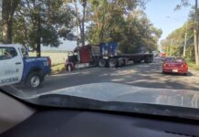 LA CEIBA | un pesado auto Motor conocidos popularmente como Rastras sufre un despiste esto a unos 200metros de la Posta de Lopes Bonito esto en la Entrada de la Ceiba esto en el departamento de Atlántida