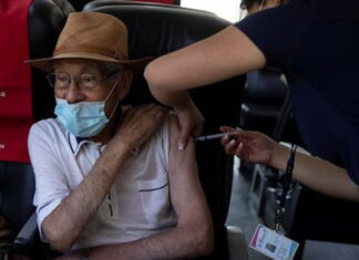 Inicia vacunación anticovid para hondureños mayores de 75 años en autoservicio de San Pedro Sula