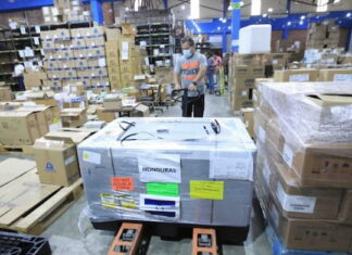 Autoridades del IHSS inician la distribución de las primeras vacunas anticovid-19 que llegaron el sábado al país