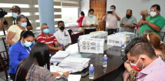 Maestros presentan una iniciativa ciudadana al Congreso Nacional, pidiendo una reforma a la ley del IMPREMA y un reajuste salarial