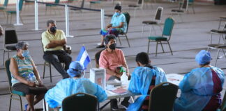 Vacunan contra el Covid-19 a sobrevivientes de cáncer y otras enfermedades en Honduras