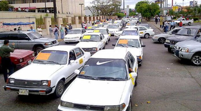 Taxistas en paro de labores por incumplimiento de promesas por parte del gobierno