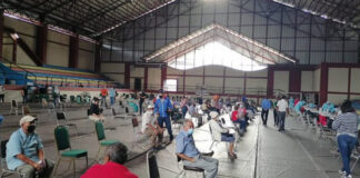 Adultos mayores acuden a centros peatonales de Tegucigalpa para vacunarse contra el Covid-19