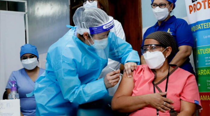 Hasta en julio estarán vacunados el 100% de enfermeros y enfermeras auxiliares contra el Covid-19