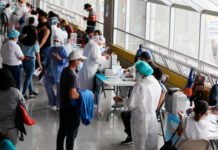 El proceso de vacunación en el polideportivo de la UNAH tarda alrededor de una hora y media