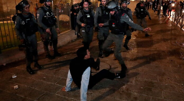 Continúan los enfrentamientos entre palestinos e israelíes en Jerusalén
