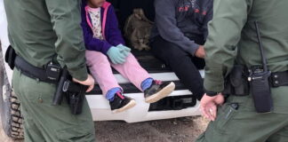 Rescatan en Texas a 5 niñas migrantes entre ellas una bebé
