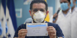 Viajeros podrán salir del país presentando la tarjeta de vacunación anticovid